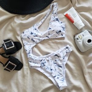 One piece bathin suit